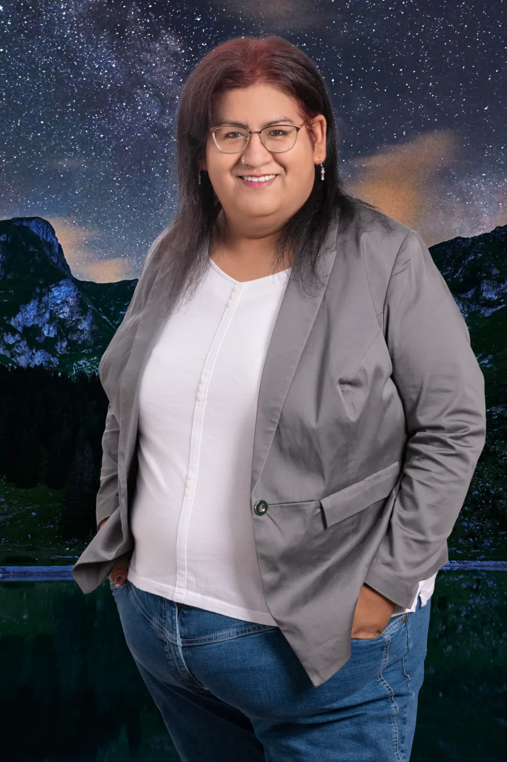 Porträt von Mia Willener, sitzend, in dunklem Blazer